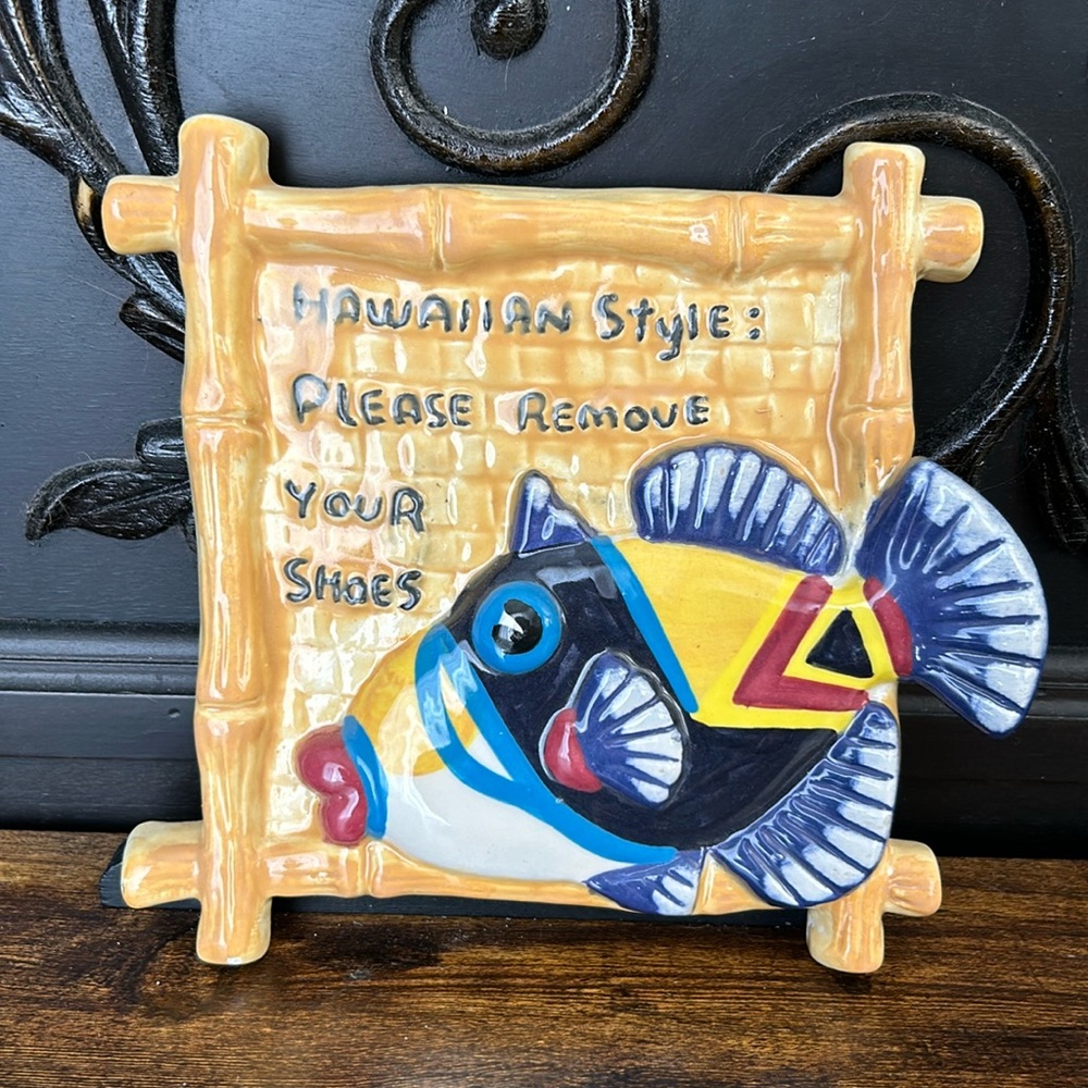 Hawaiian style: please remove your shoes! 7“ x 7“ ceramic sign with hanger